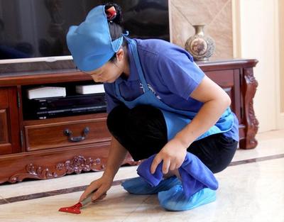 深圳豪宅主人辭退不愿放假的敬業(yè)保姆,保姆:相信太太不會(huì)虧待我